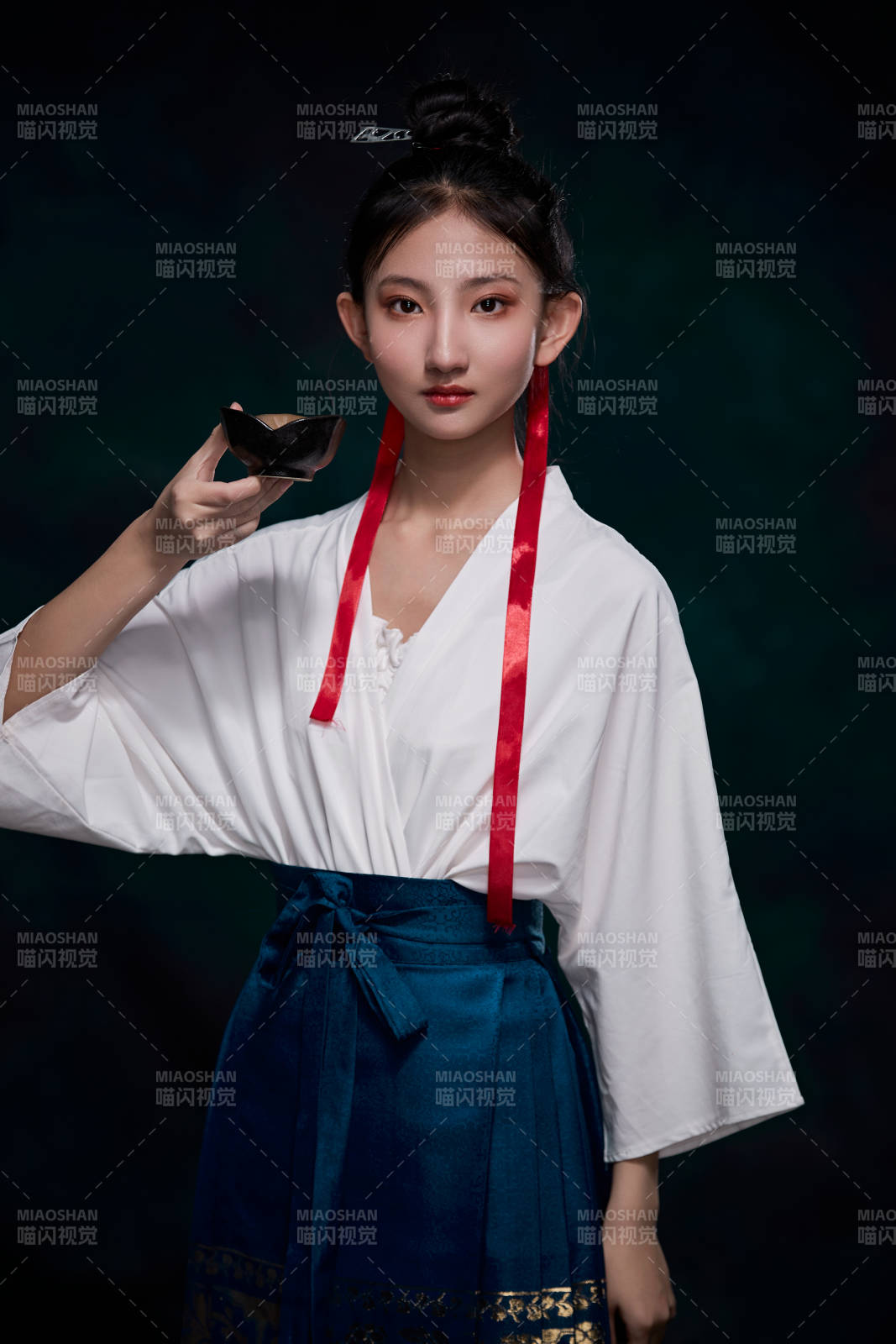 身穿明朝古裝漢服的東方少女