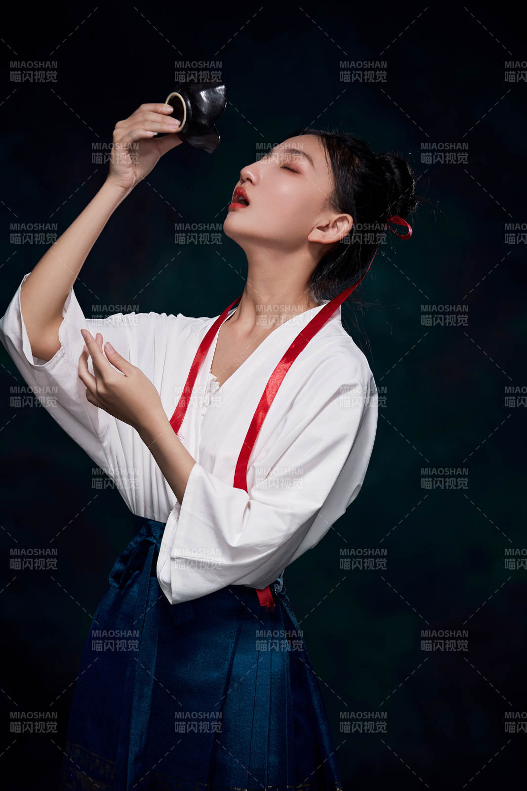 身穿明朝古裝漢服的東方少女