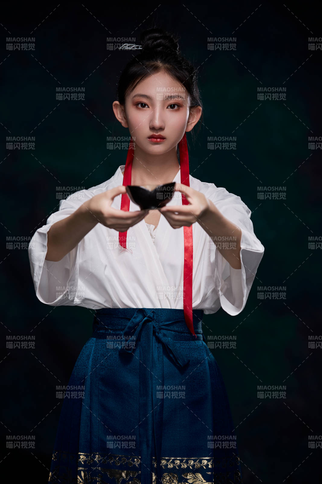 身穿明朝古裝漢服的東方少女