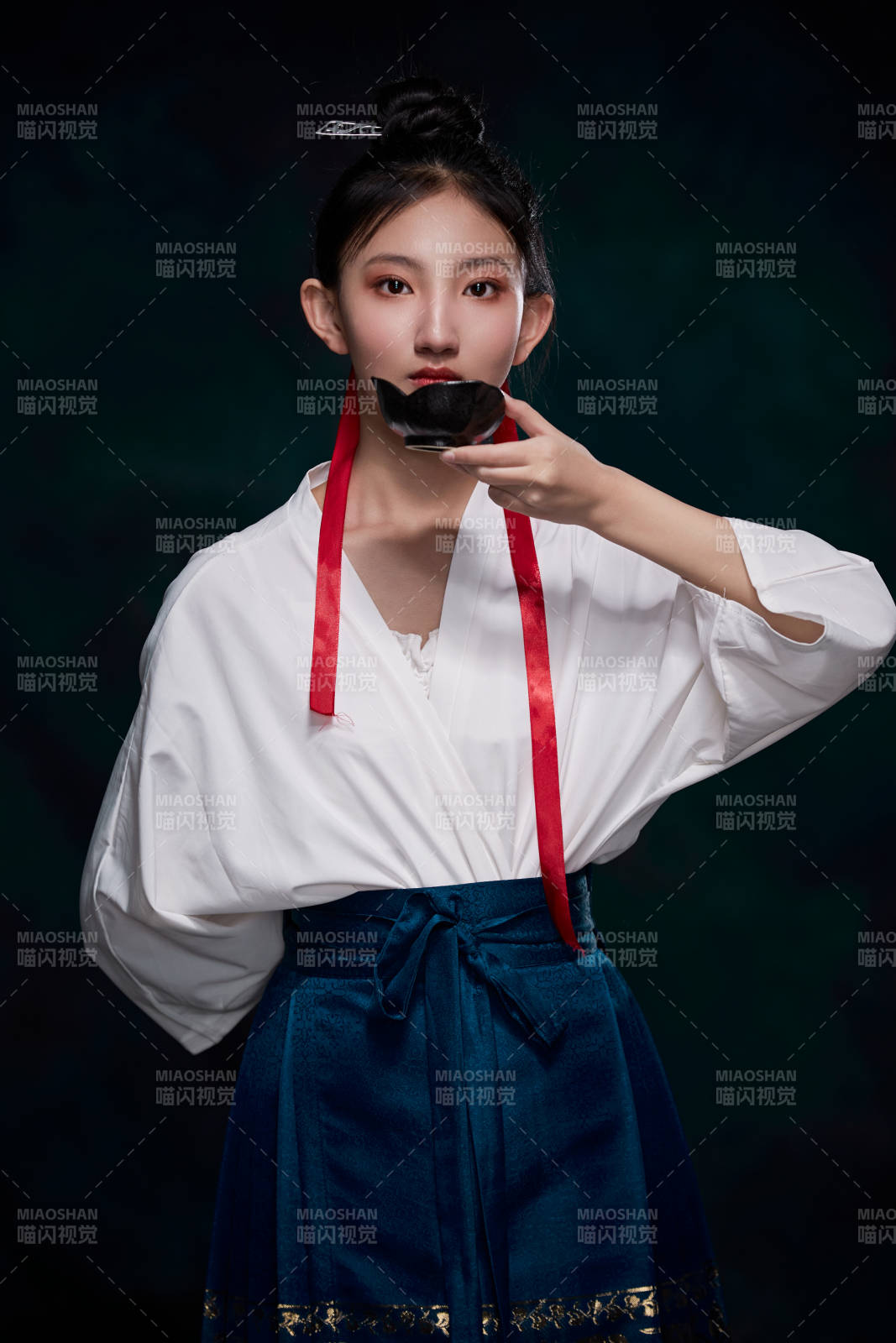 身穿明朝古裝漢服的東方少女