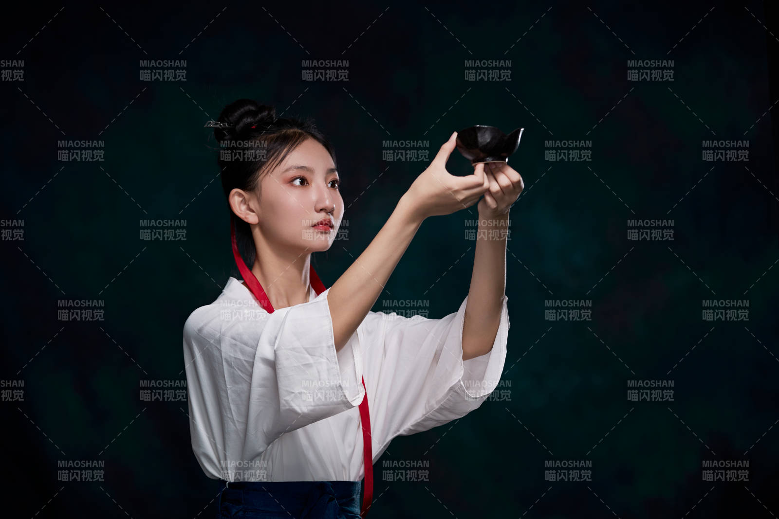 身穿明朝古裝漢服的東方少女