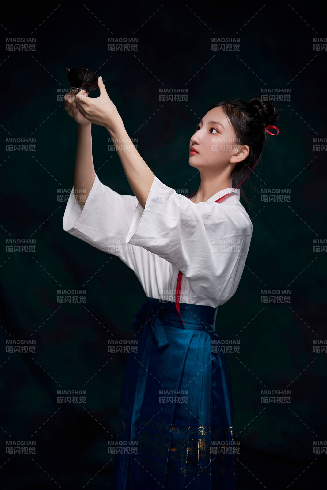 身穿明朝古裝漢服的東方少女