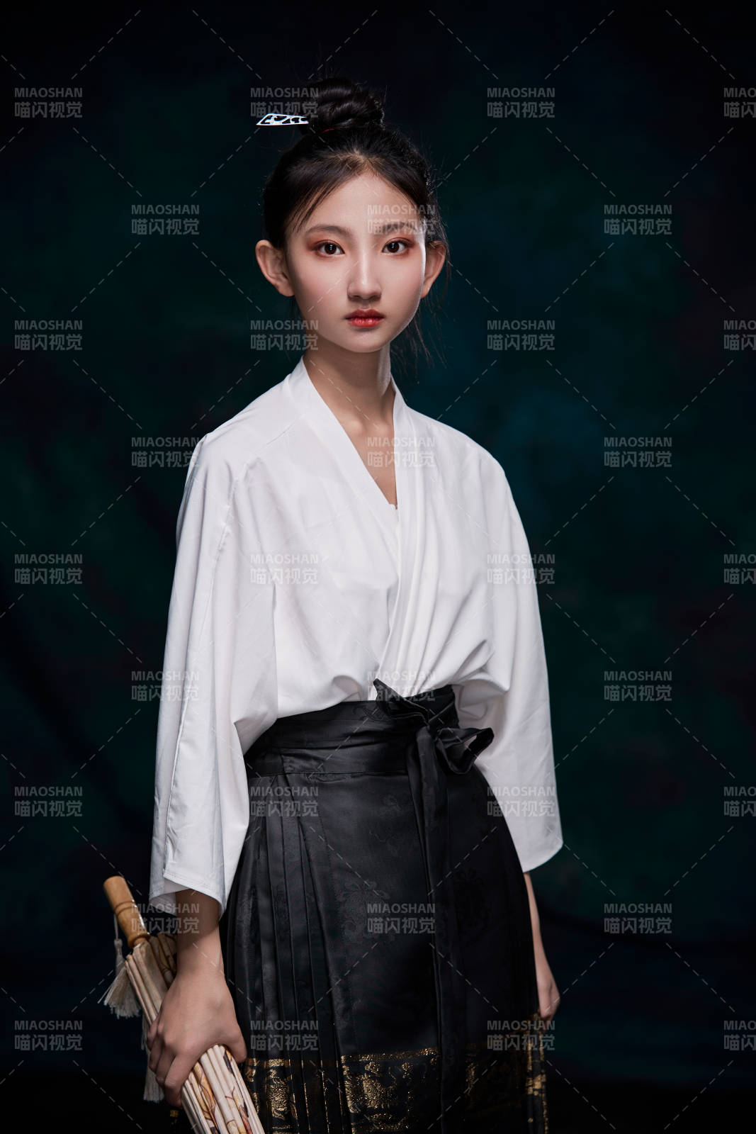 身穿明朝古裝漢服的東方少女