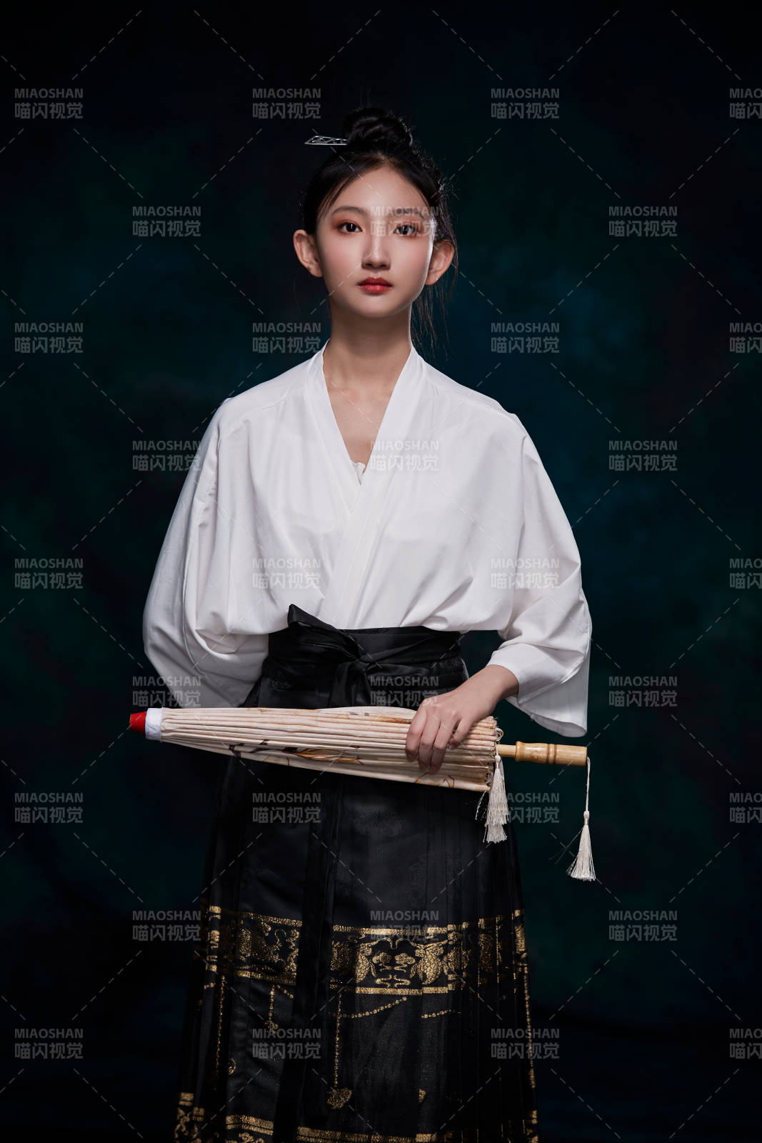 身穿明朝古裝漢服的東方少女