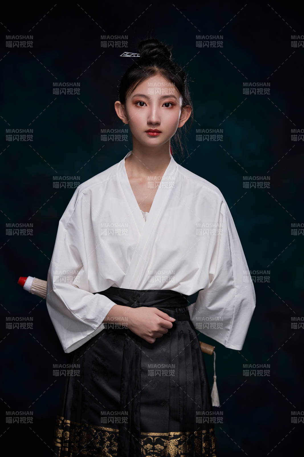 身穿明朝古裝漢服的東方少女