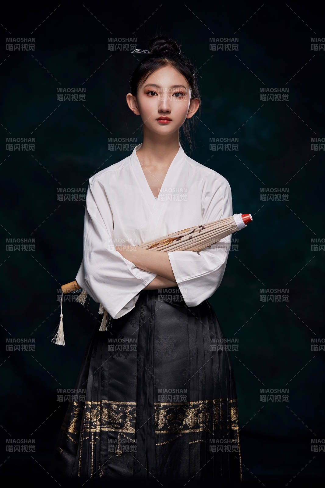 身穿明朝古裝漢服的東方少女