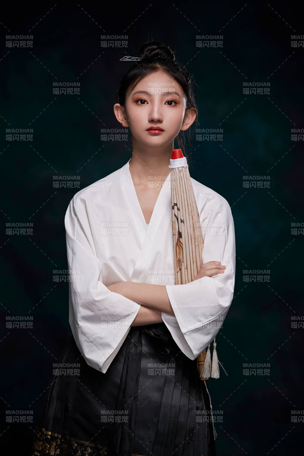 身穿明朝古裝漢服的東方少女