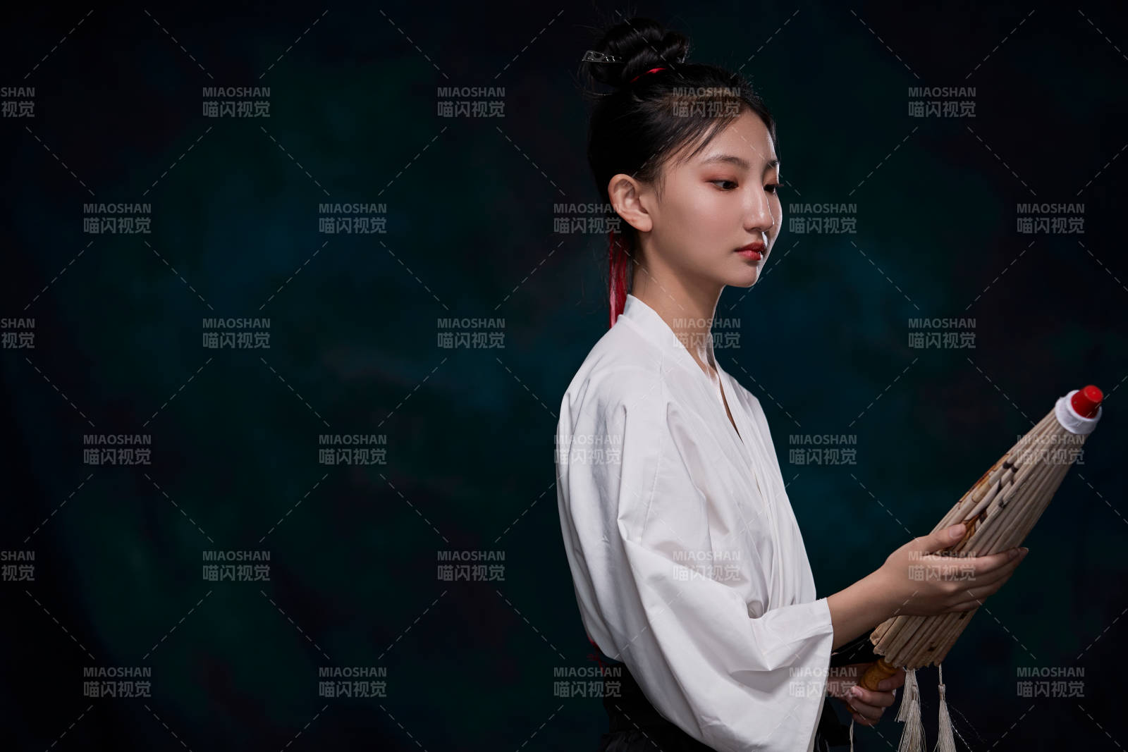 身穿明朝古裝漢服的東方少女