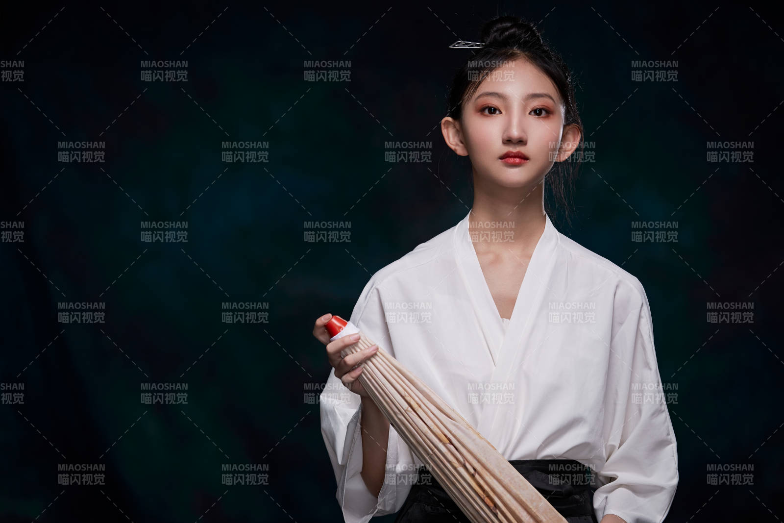 身穿明朝古裝漢服的東方少女