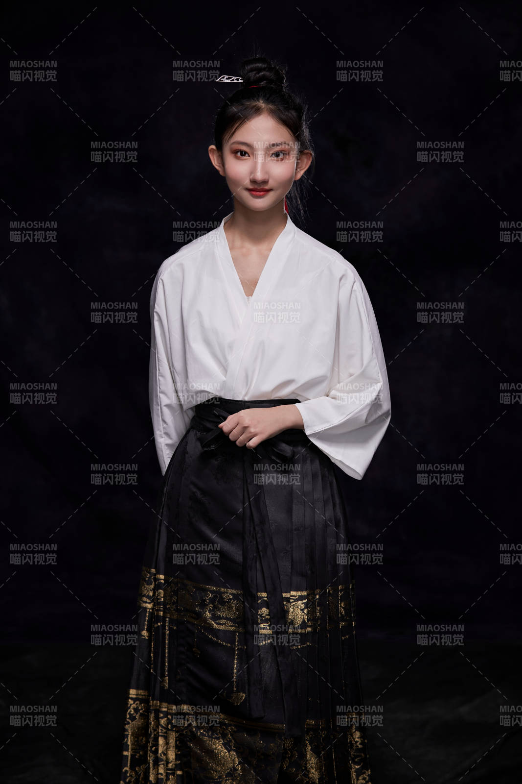 身穿明朝古裝漢服的東方少女