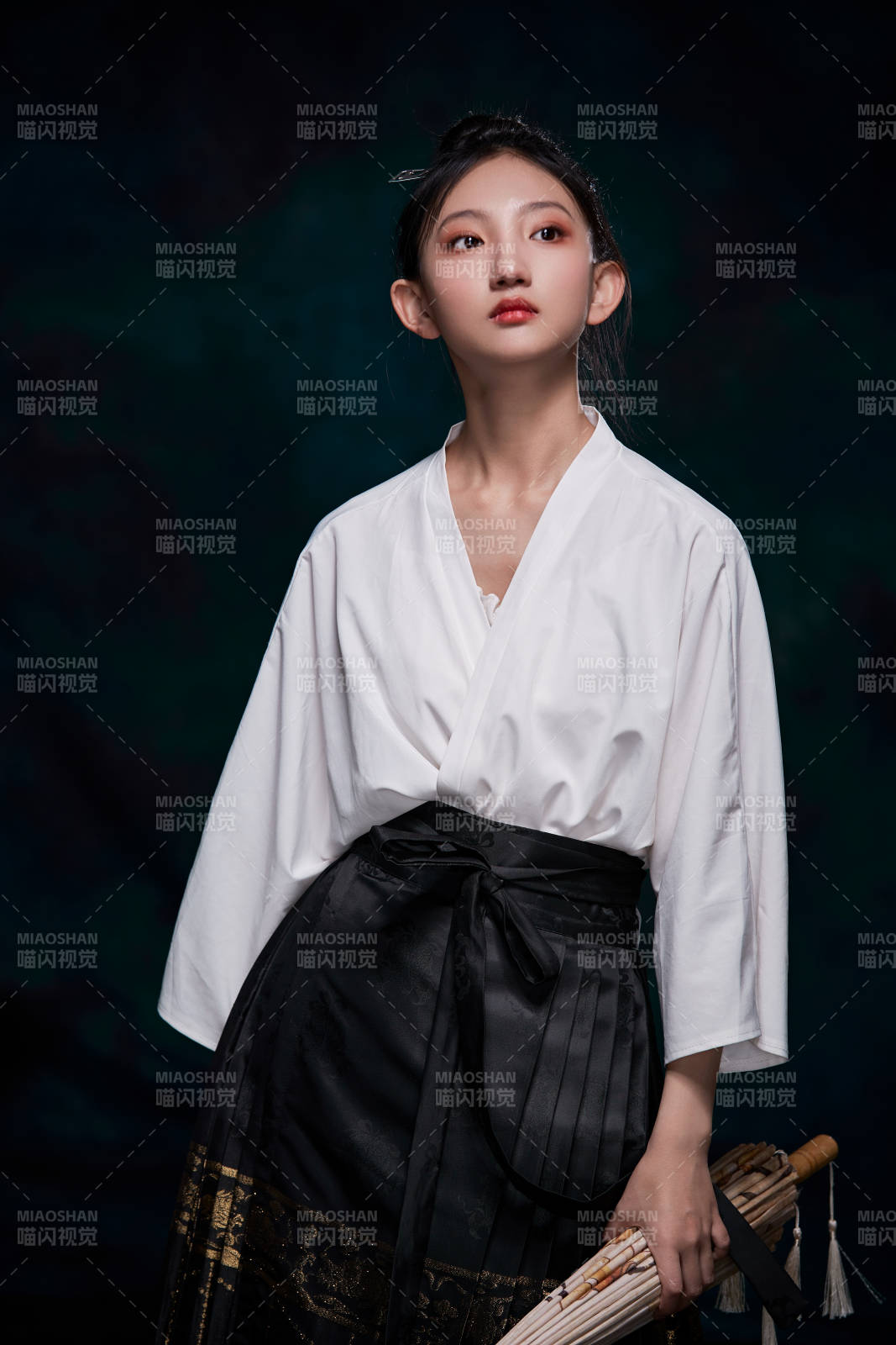 身穿明朝古裝漢服的東方少女