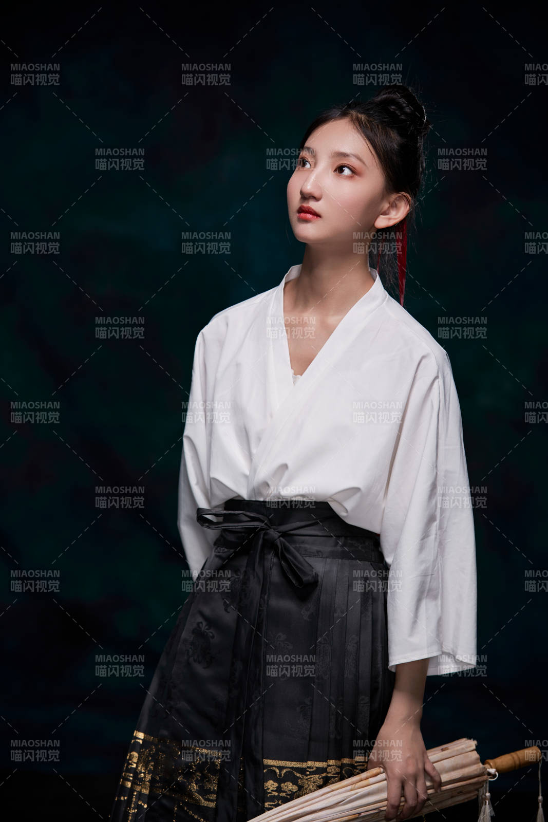 身穿明朝古裝漢服的東方少女