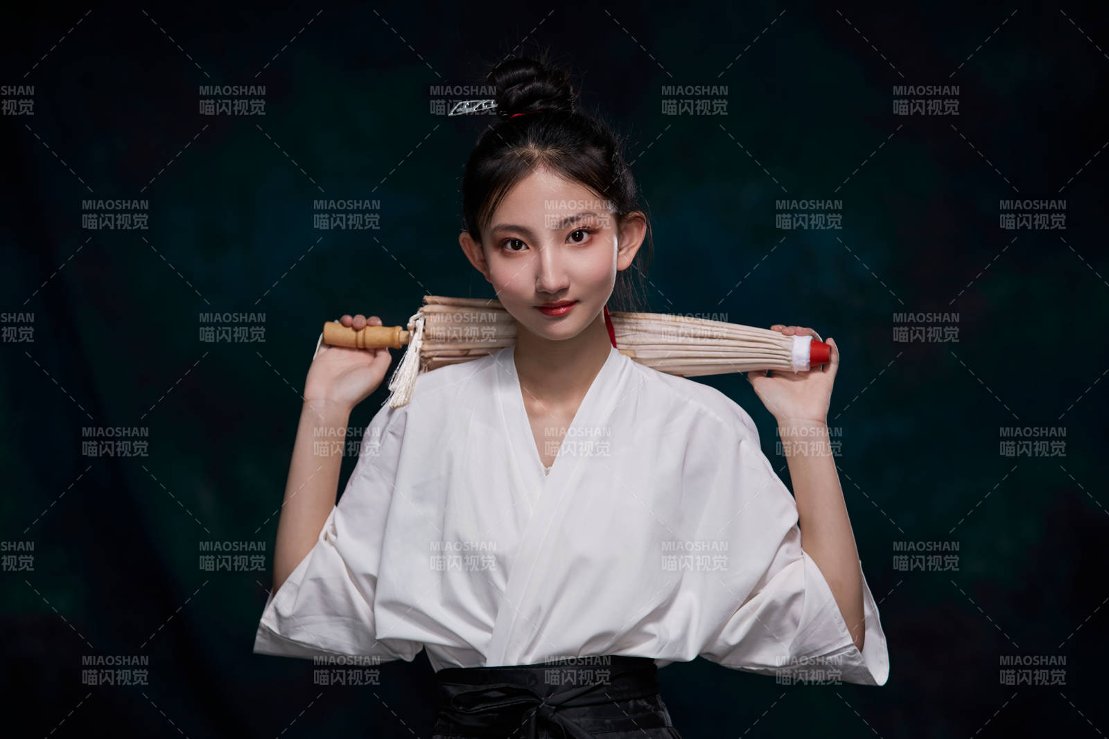 身穿明朝古裝漢服的東方少女