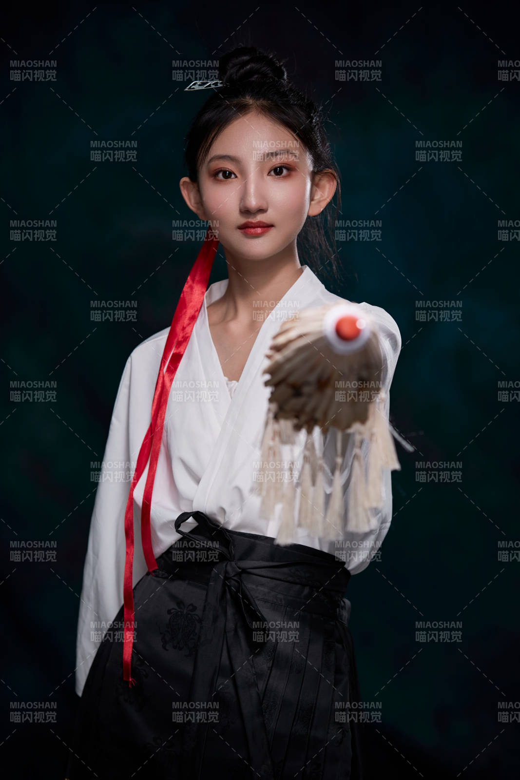 身穿明朝古裝漢服的東方少女