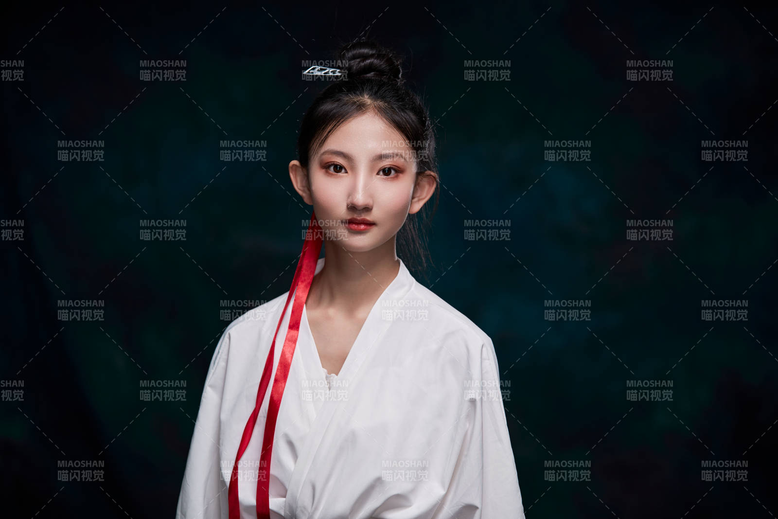 身穿明朝古裝漢服的東方少女