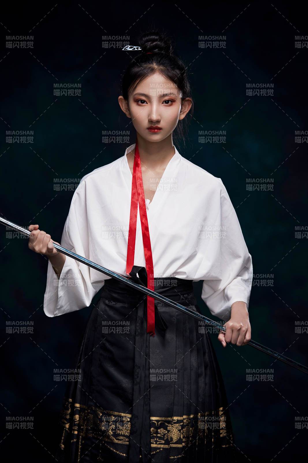 身穿明朝古裝漢服的東方少女