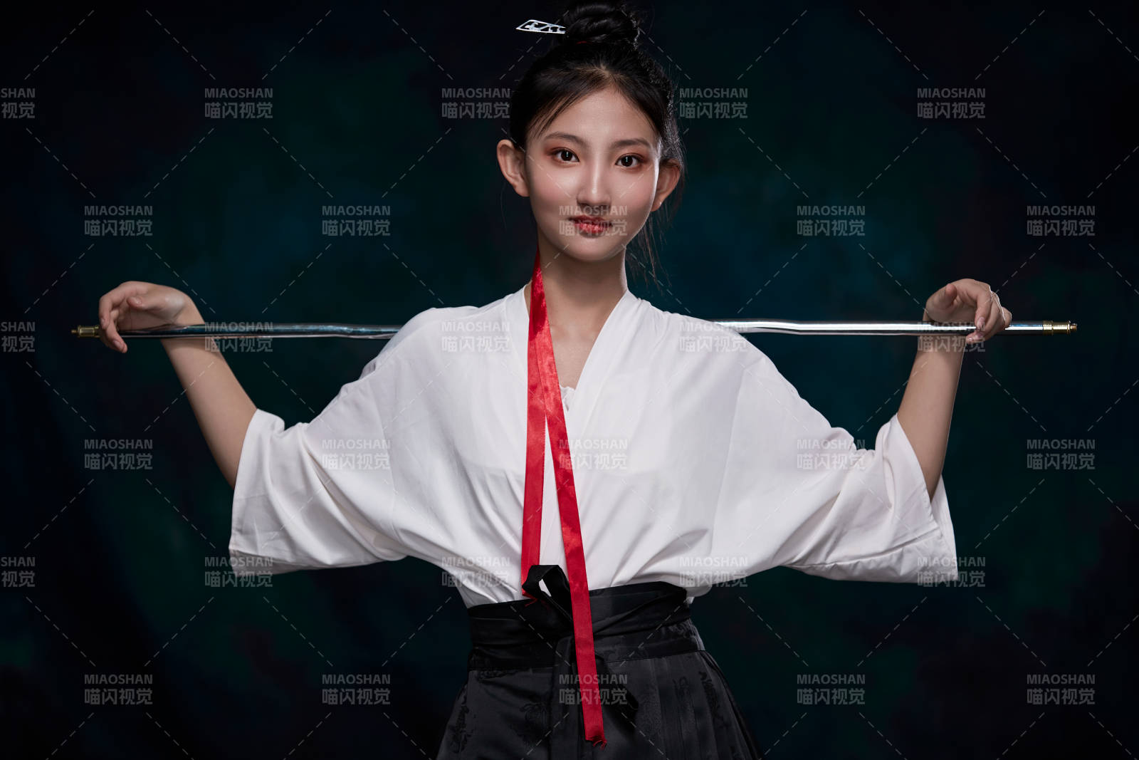 身穿明朝古裝漢服的東方少女