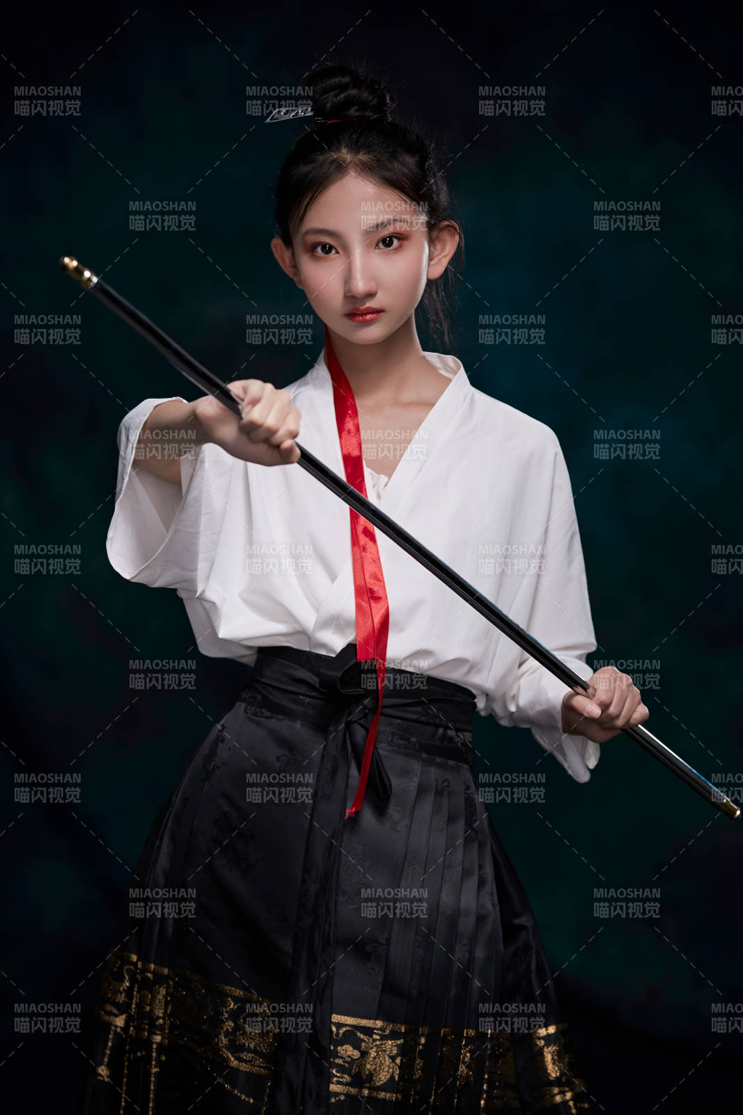 身穿明朝古裝漢服的東方少女