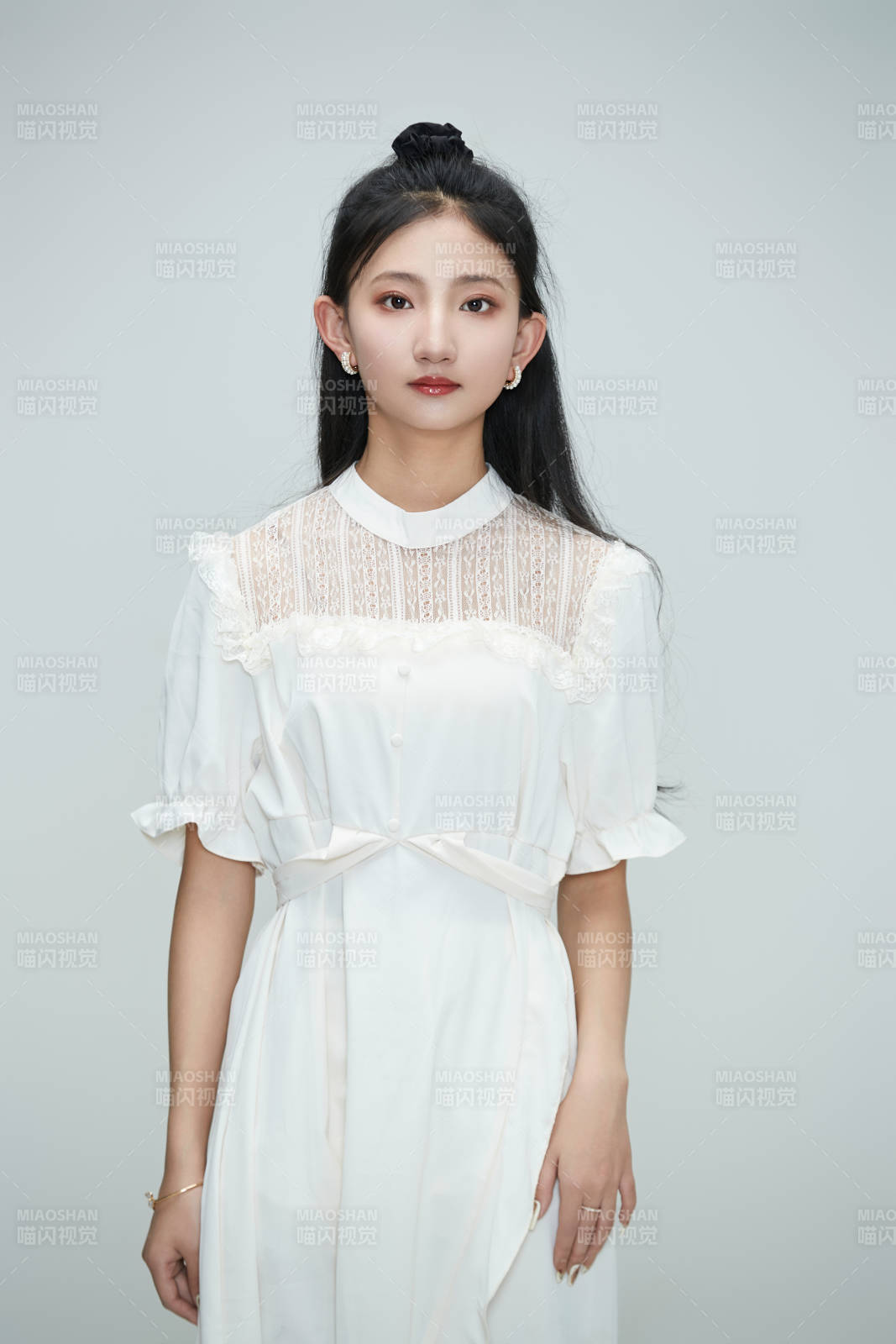 白色背景下身穿連衣裙的清純少女