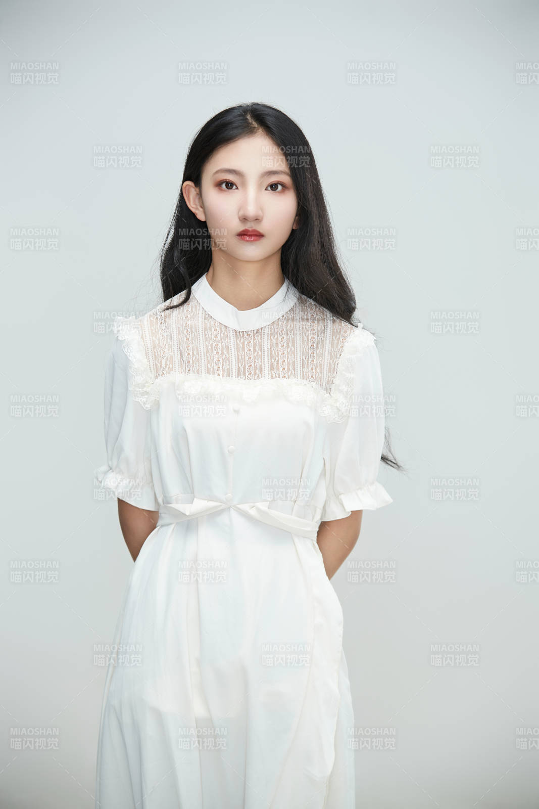 白色背景下身穿連衣裙的清純少女