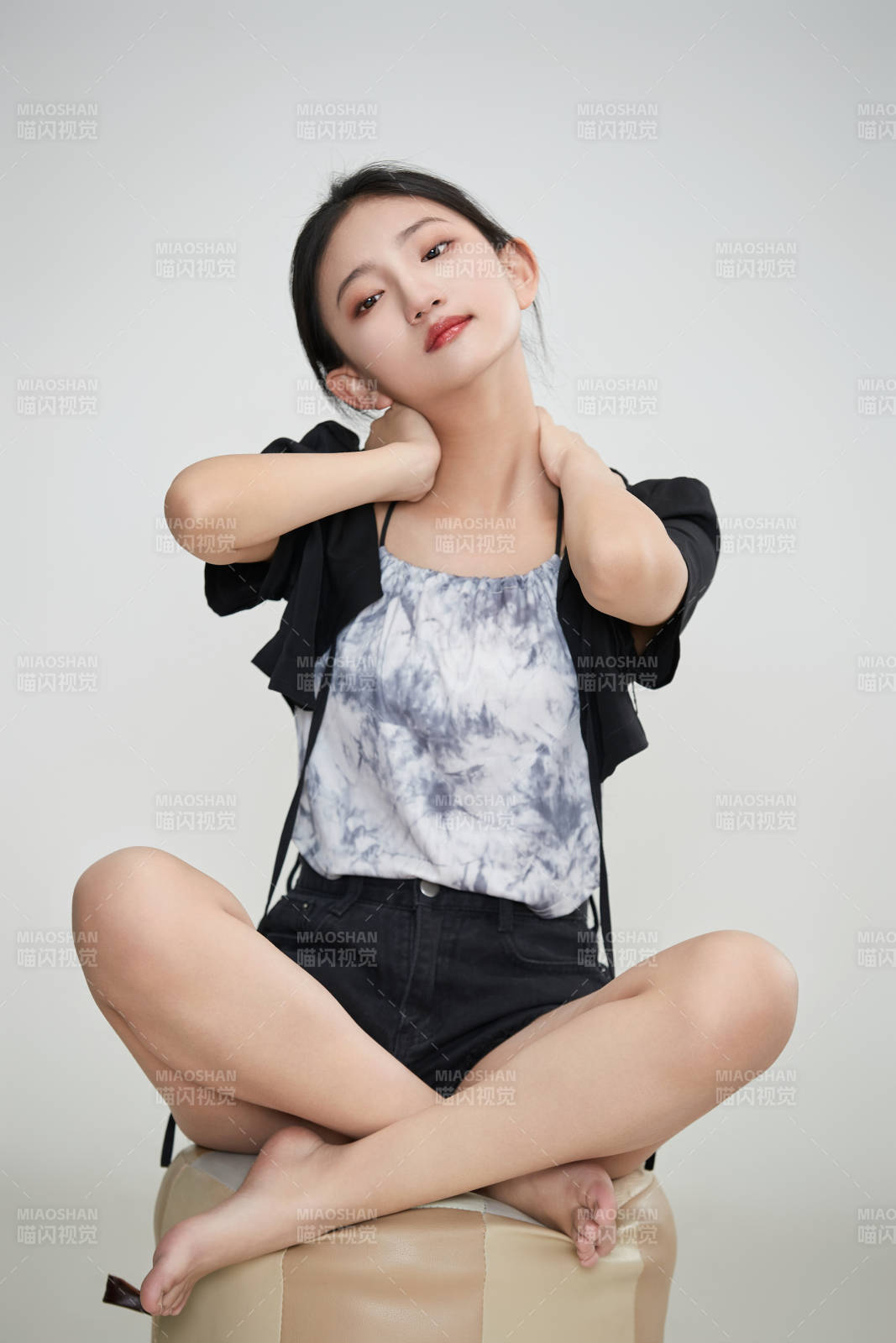 白色背景下做各種面部表情的可愛亞洲少女