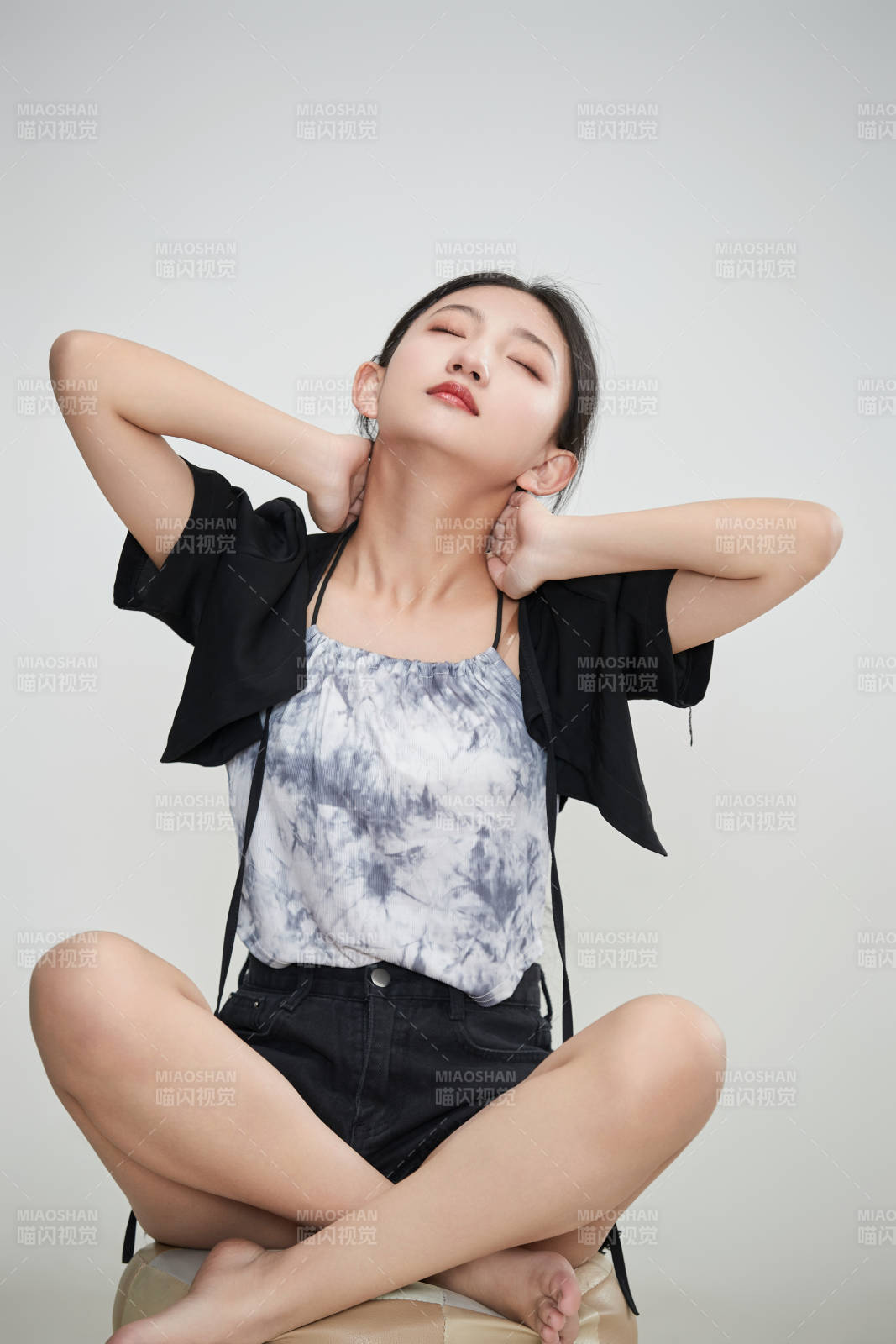 白色背景下做各種面部表情的可愛(ài)亞洲少女