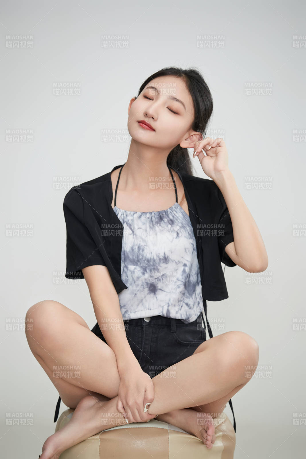 白色背景下做各種面部表情的可愛亞洲少女