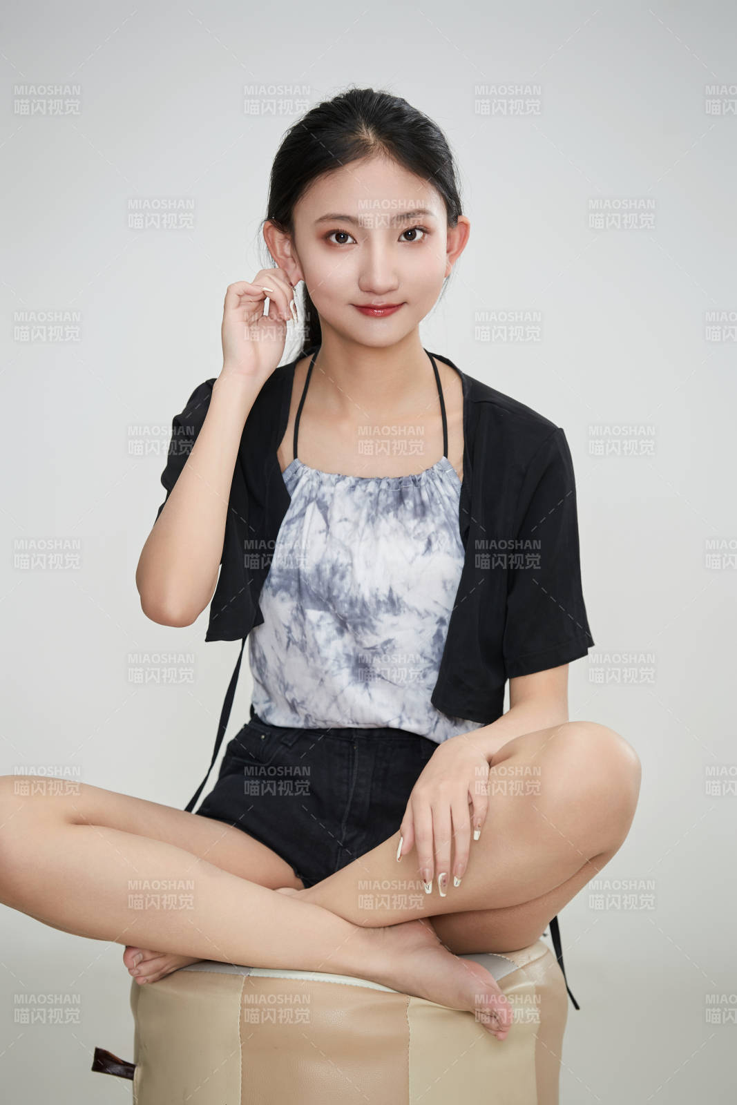 白色背景下做各種面部表情的可愛亞洲少女