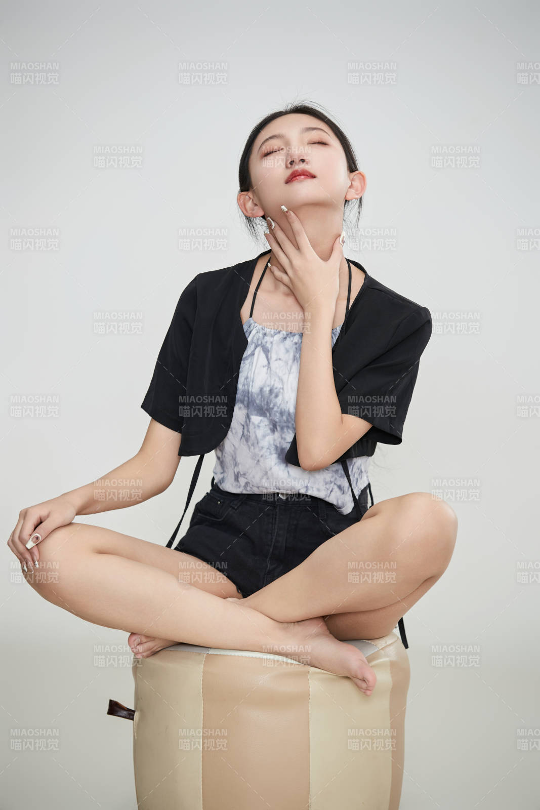 白色背景下做各種面部表情的可愛亞洲少女