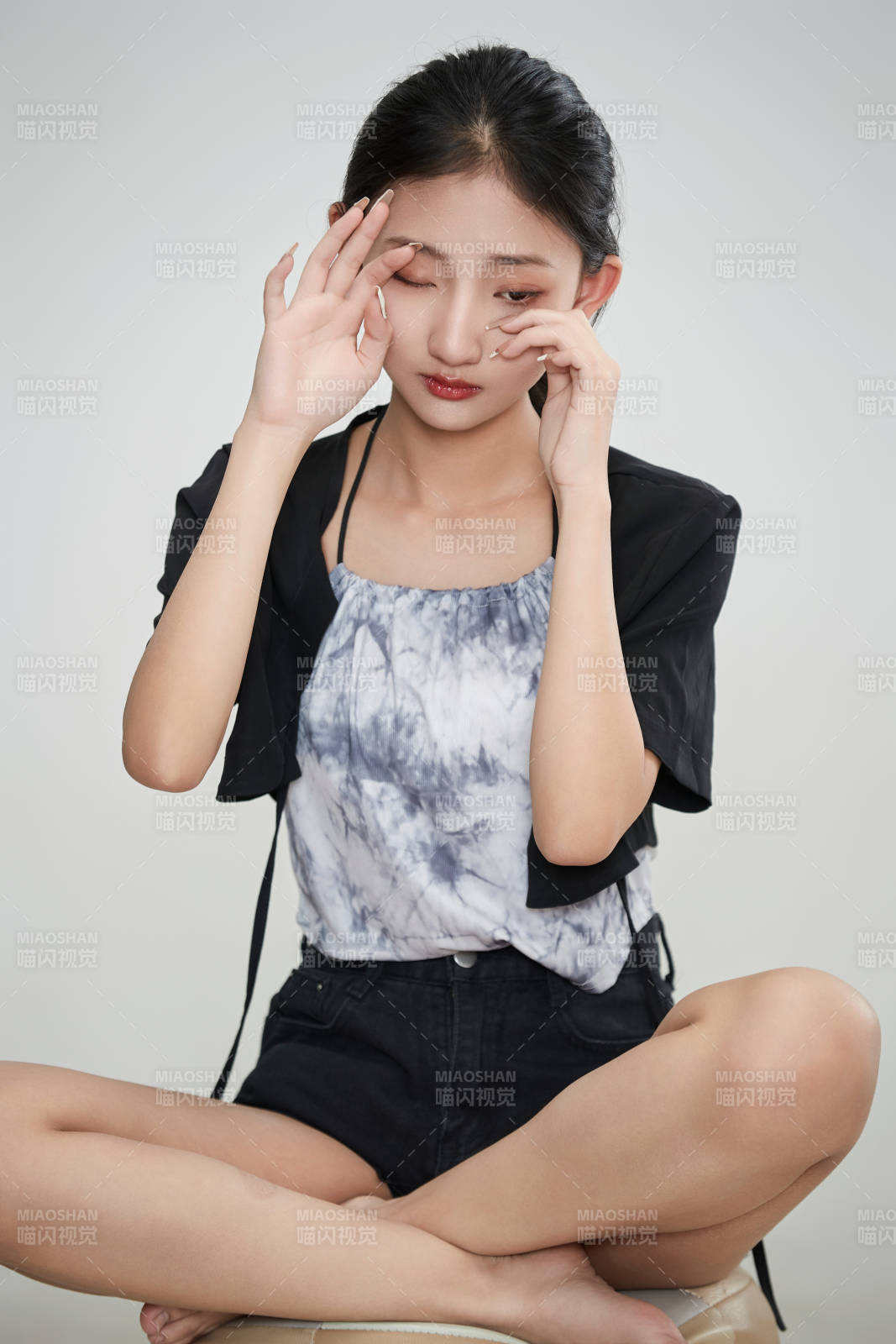 白色背景下做各種面部表情的可愛亞洲少女