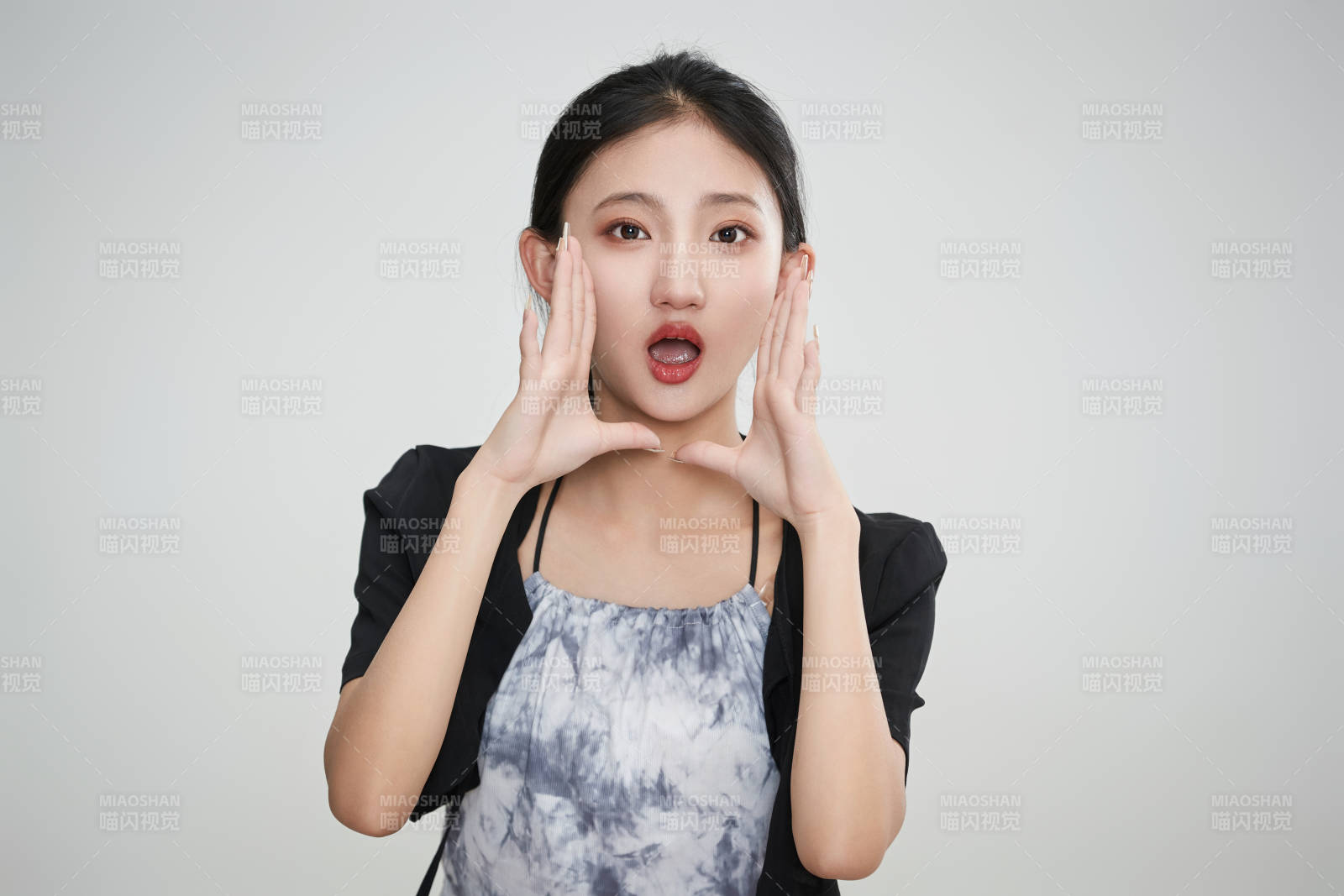 白色背景下做各種面部表情的可愛亞洲少女