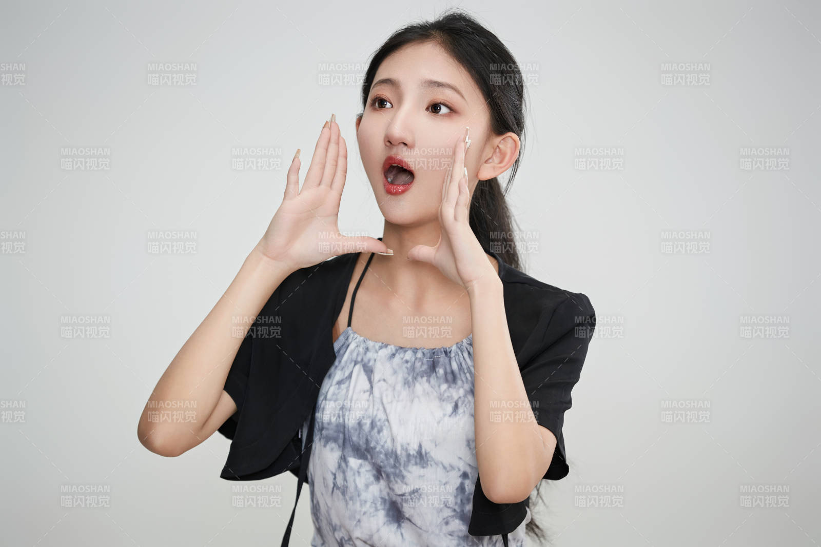 白色背景下做各種面部表情的可愛亞洲少女