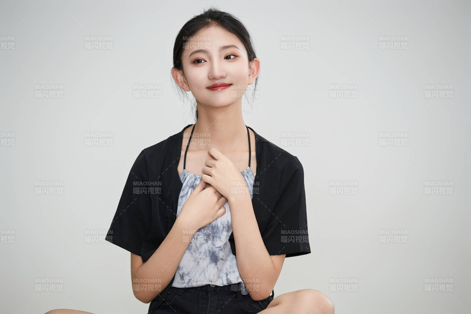 白色背景下做各種面部表情的可愛亞洲少女