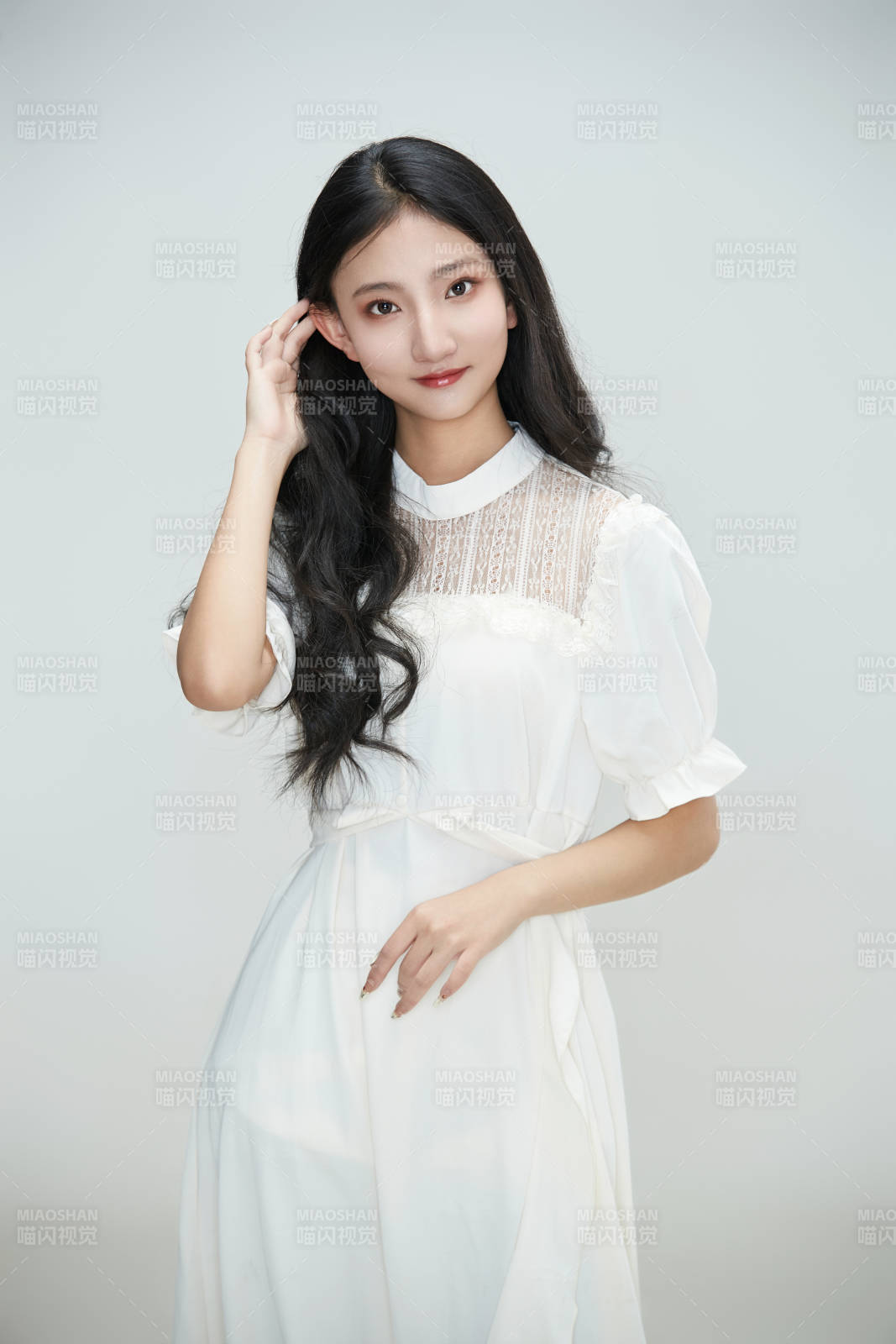 白色背景下身穿連衣裙的清純少女