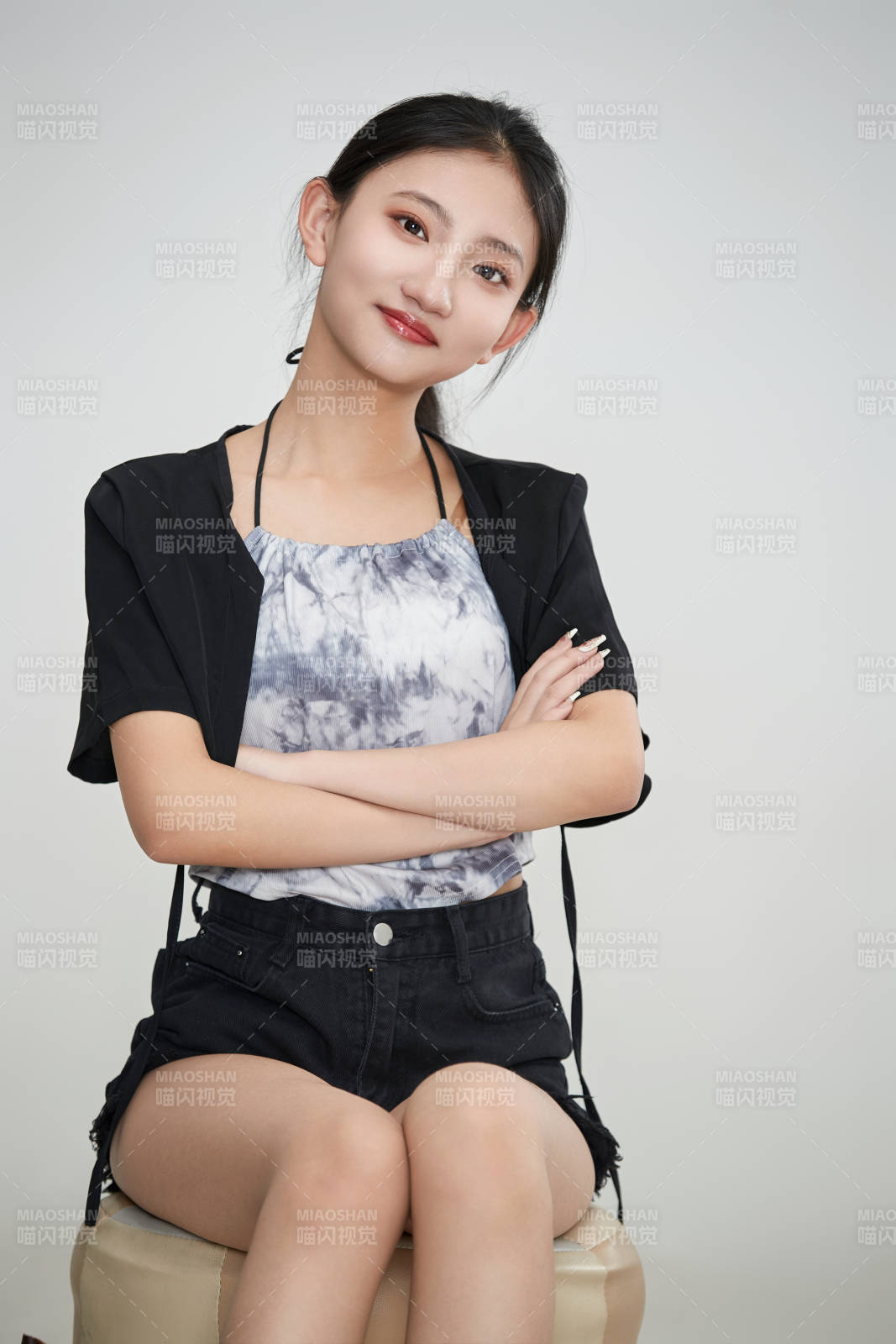 白色背景下做各種面部表情的可愛亞洲少女