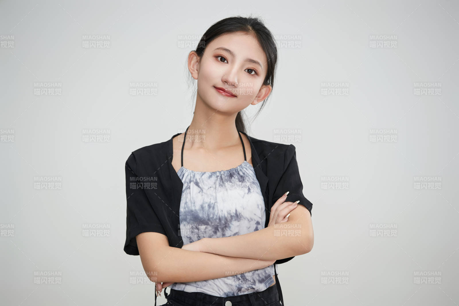 白色背景下做各種面部表情的可愛亞洲少女