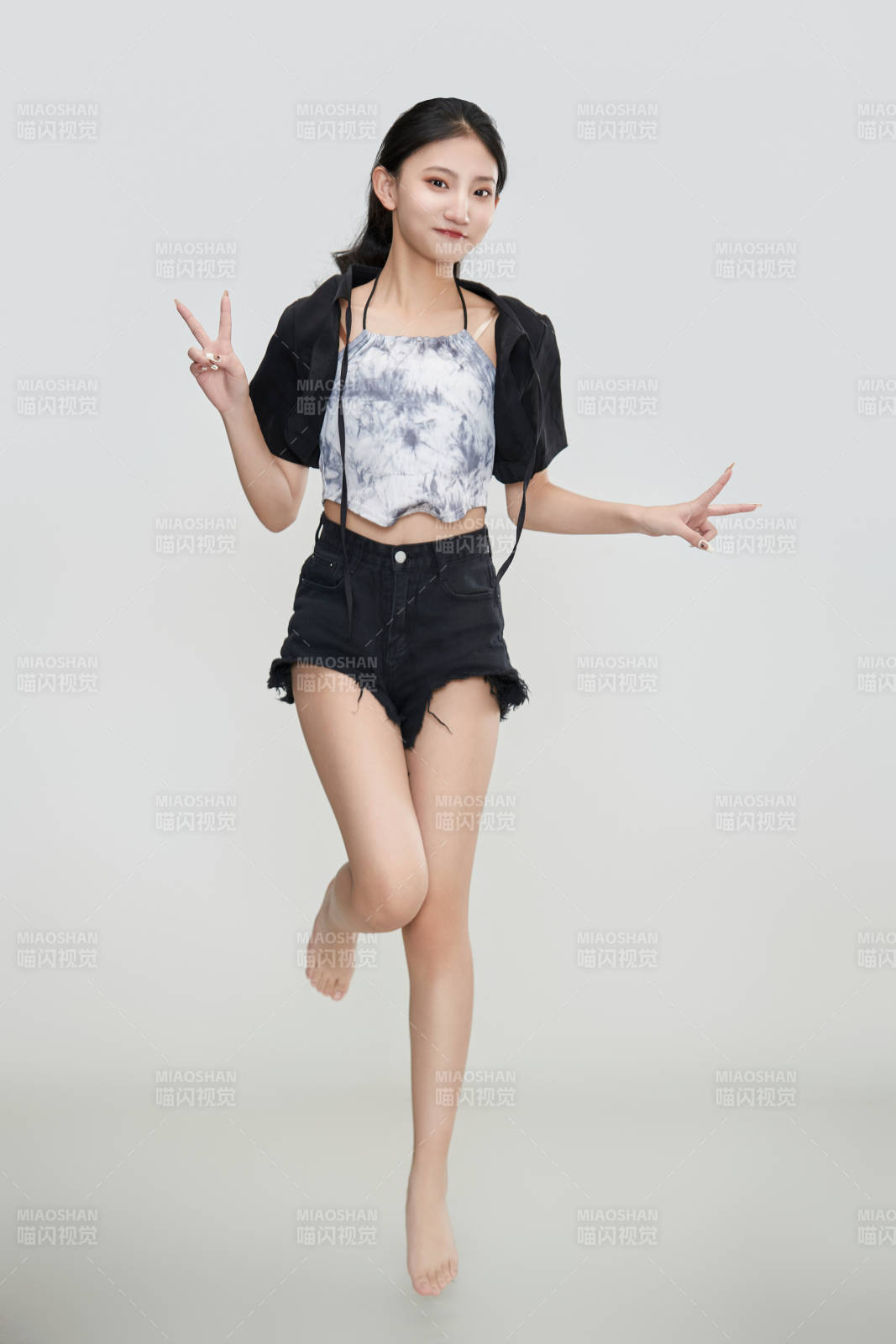 白色背景下騰空跳躍的可愛亞洲少女