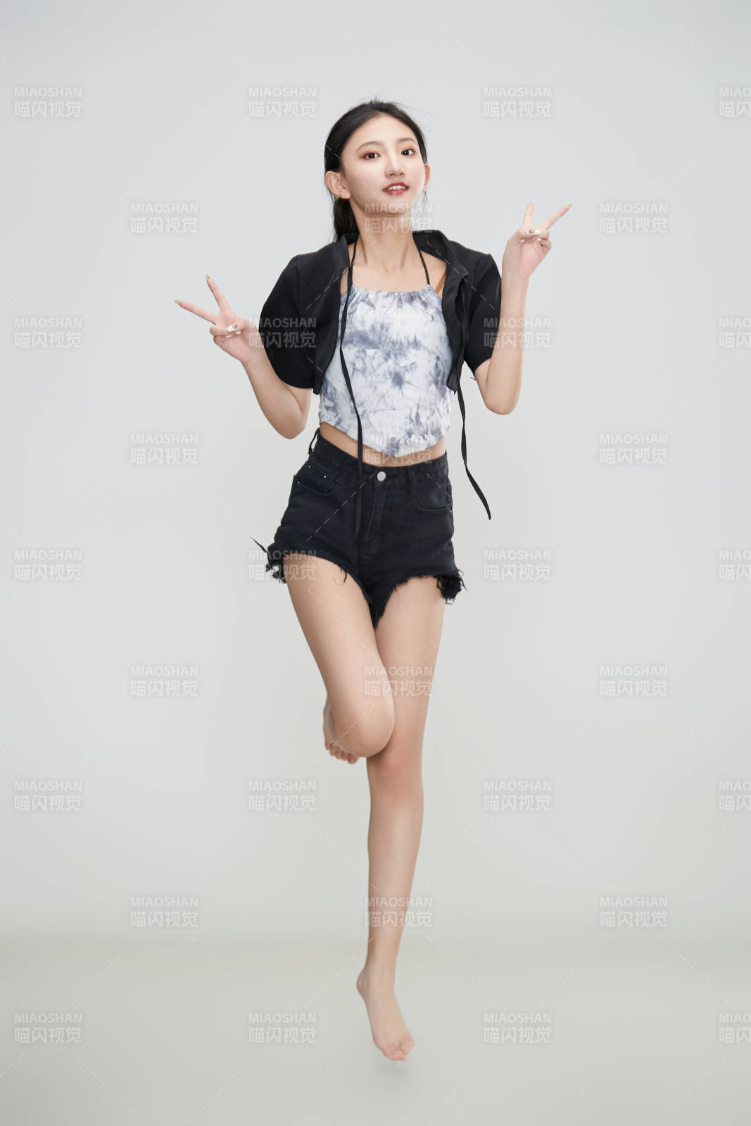 白色背景下騰空跳躍的可愛亞洲少女