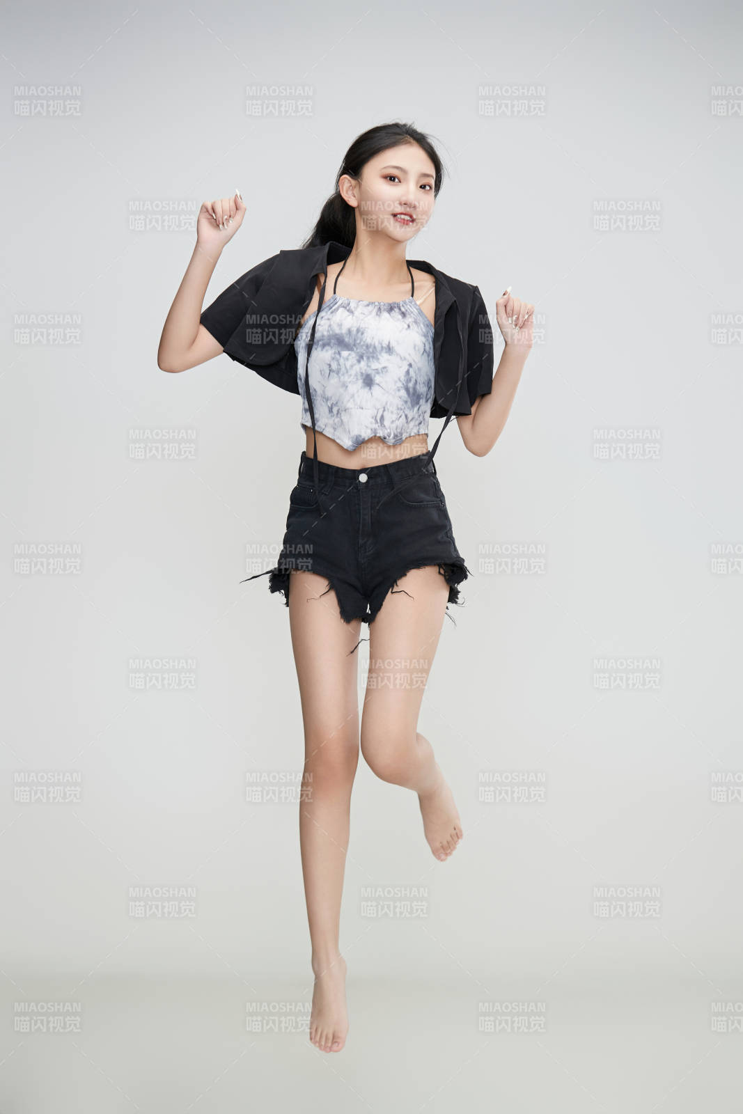 白色背景下騰空跳躍的可愛亞洲少女