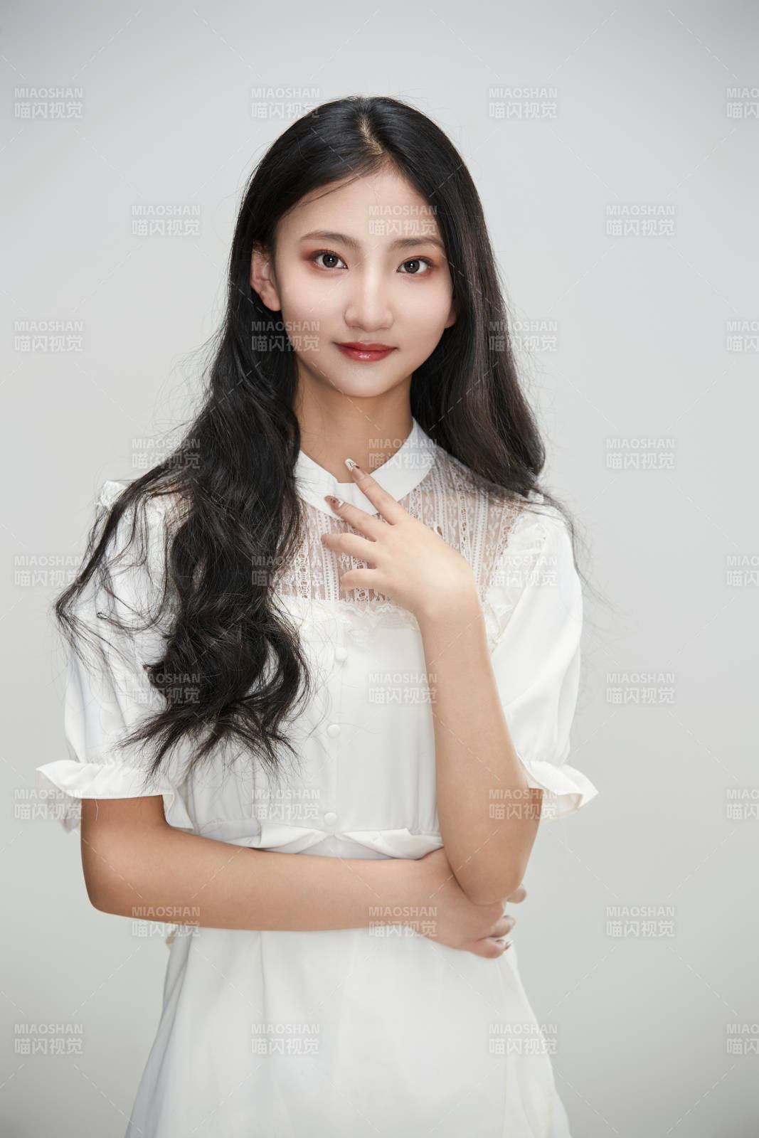 白色背景下身穿連衣裙的清純少女