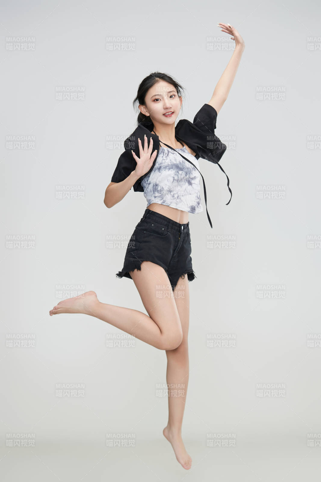 白色背景下騰空跳躍的可愛亞洲少女