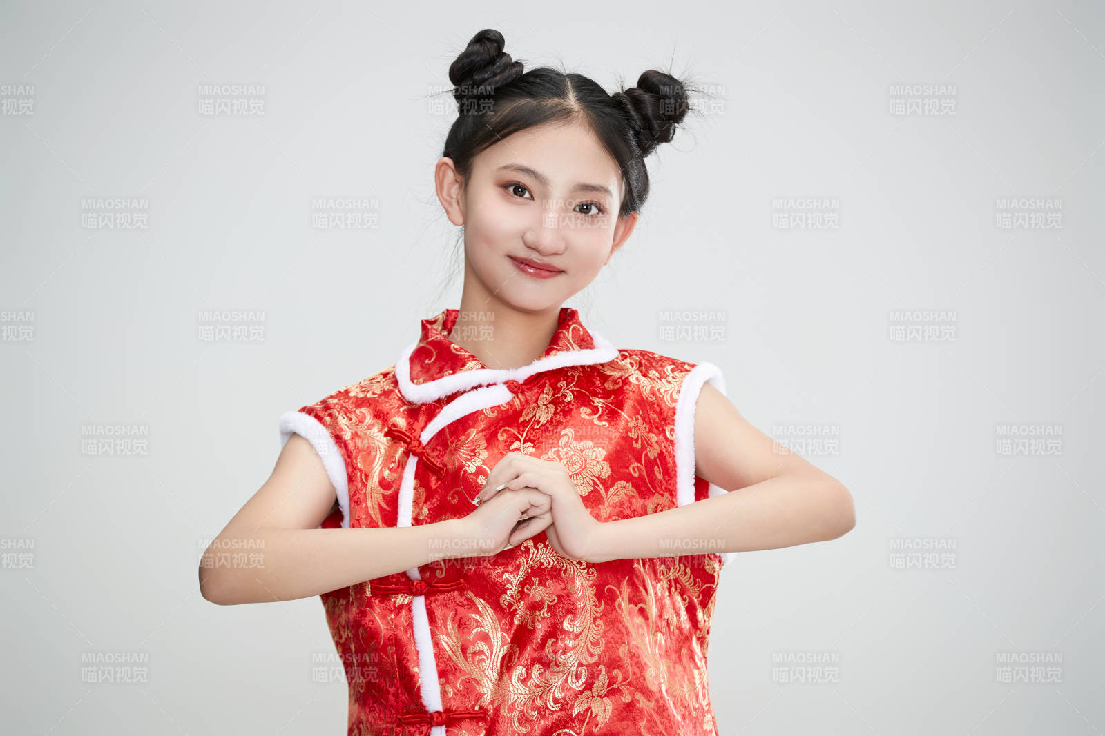 白色背景下身穿喜慶傳統服飾的亞洲可愛少女