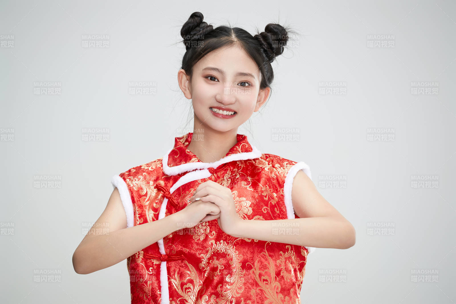 白色背景下身穿喜慶傳統(tǒng)服飾的亞洲可愛少女