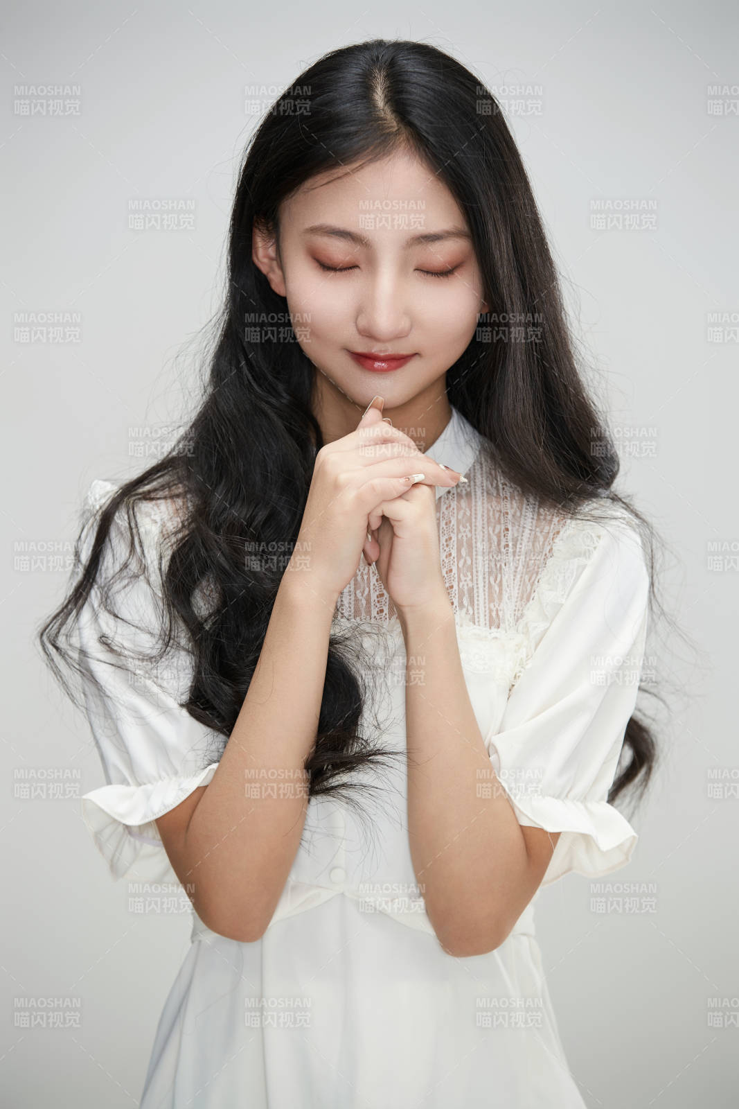 白色背景下身穿連衣裙的清純少女