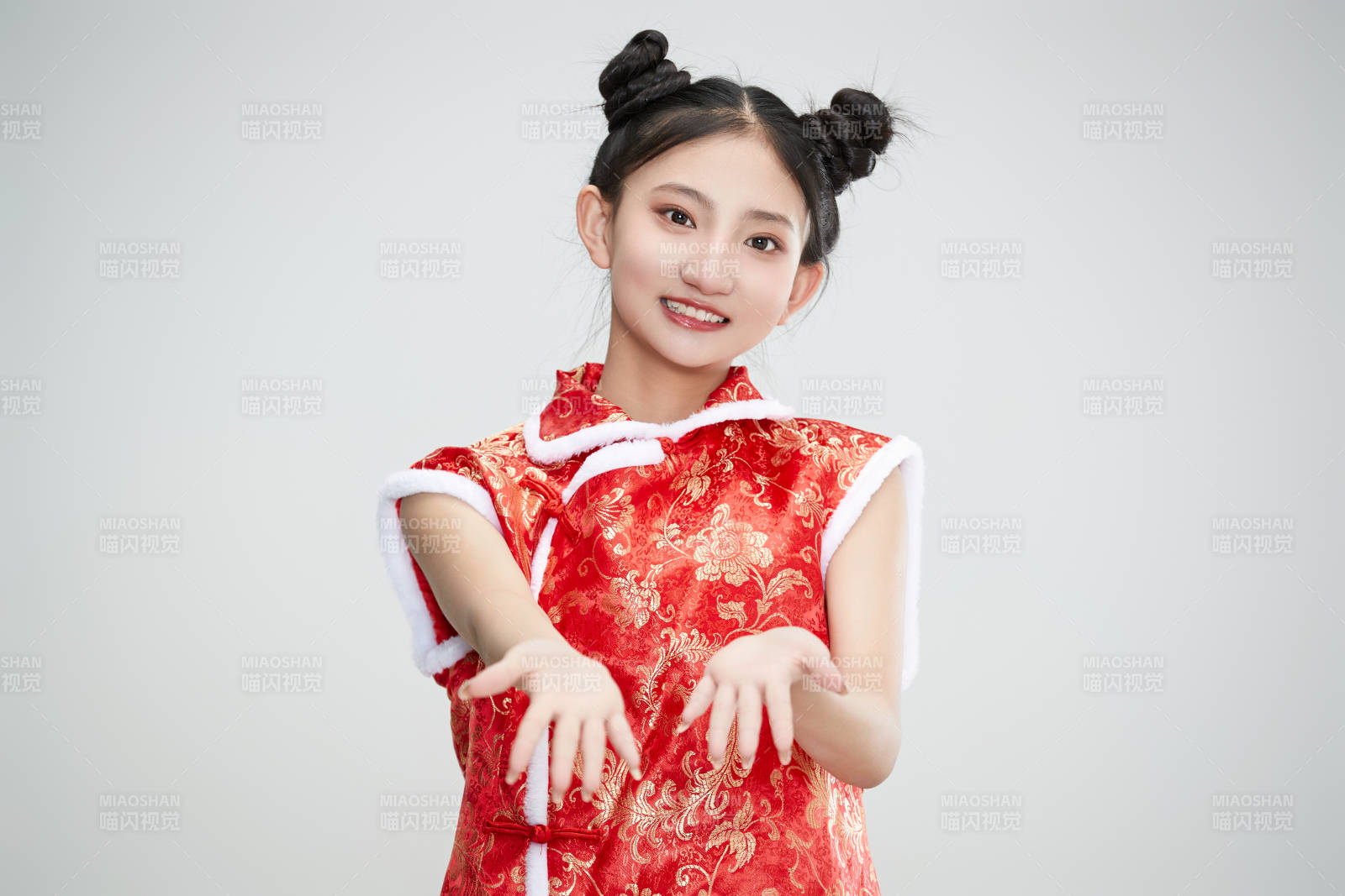 白色背景下身穿喜慶傳統服飾的亞洲可愛少女