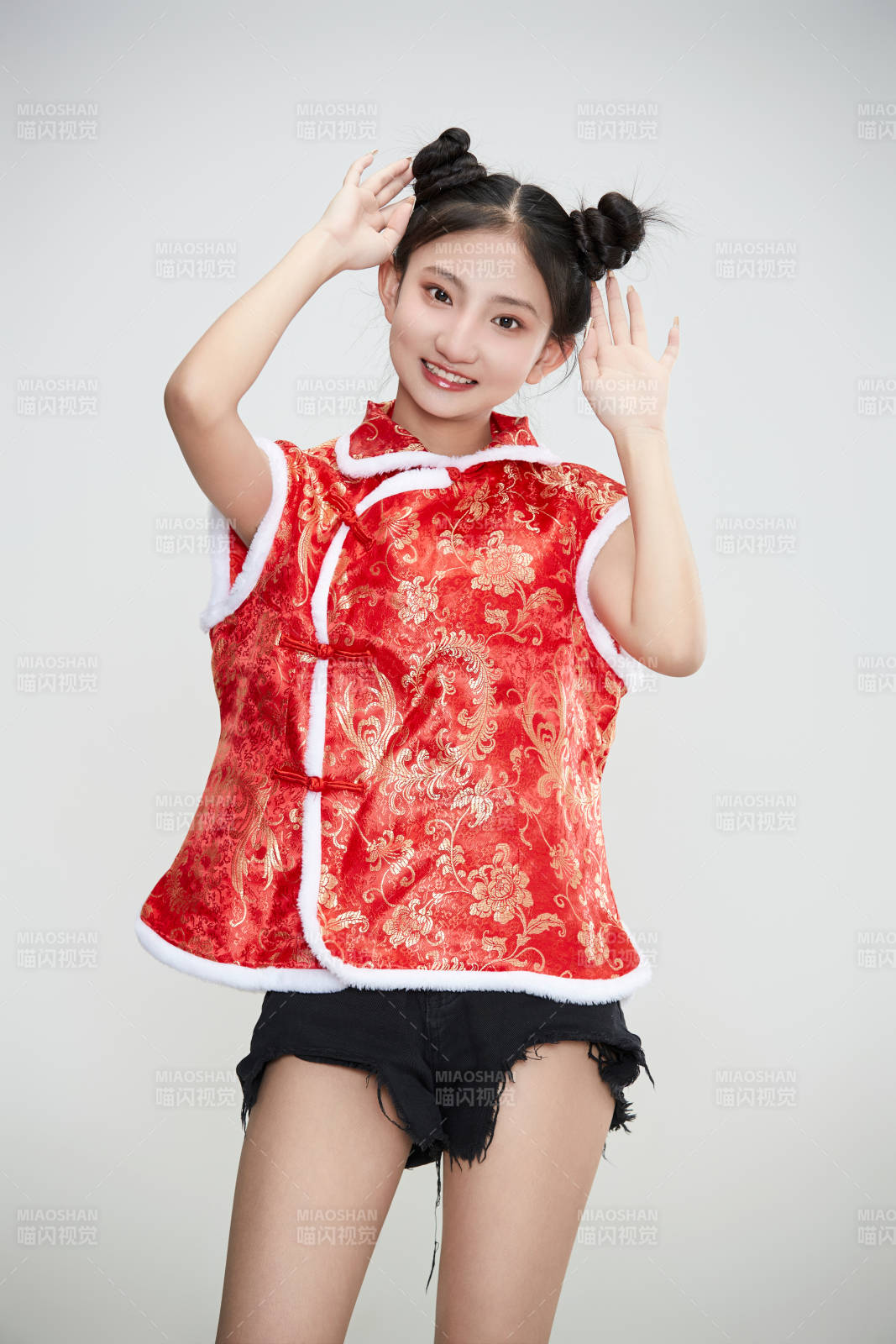 白色背景下身穿喜慶傳統(tǒng)服飾的亞洲可愛少女