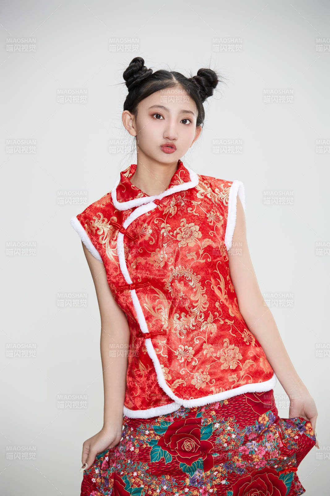 白色背景下身穿喜慶傳統服飾的亞洲可愛少女