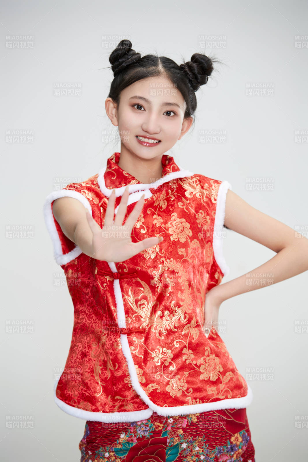 白色背景下身穿喜慶傳統(tǒng)服飾的亞洲可愛少女
