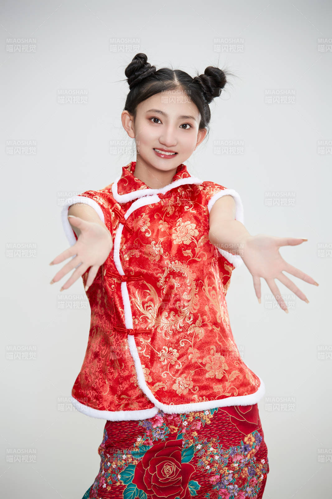 白色背景下身穿喜慶傳統服飾的亞洲可愛少女