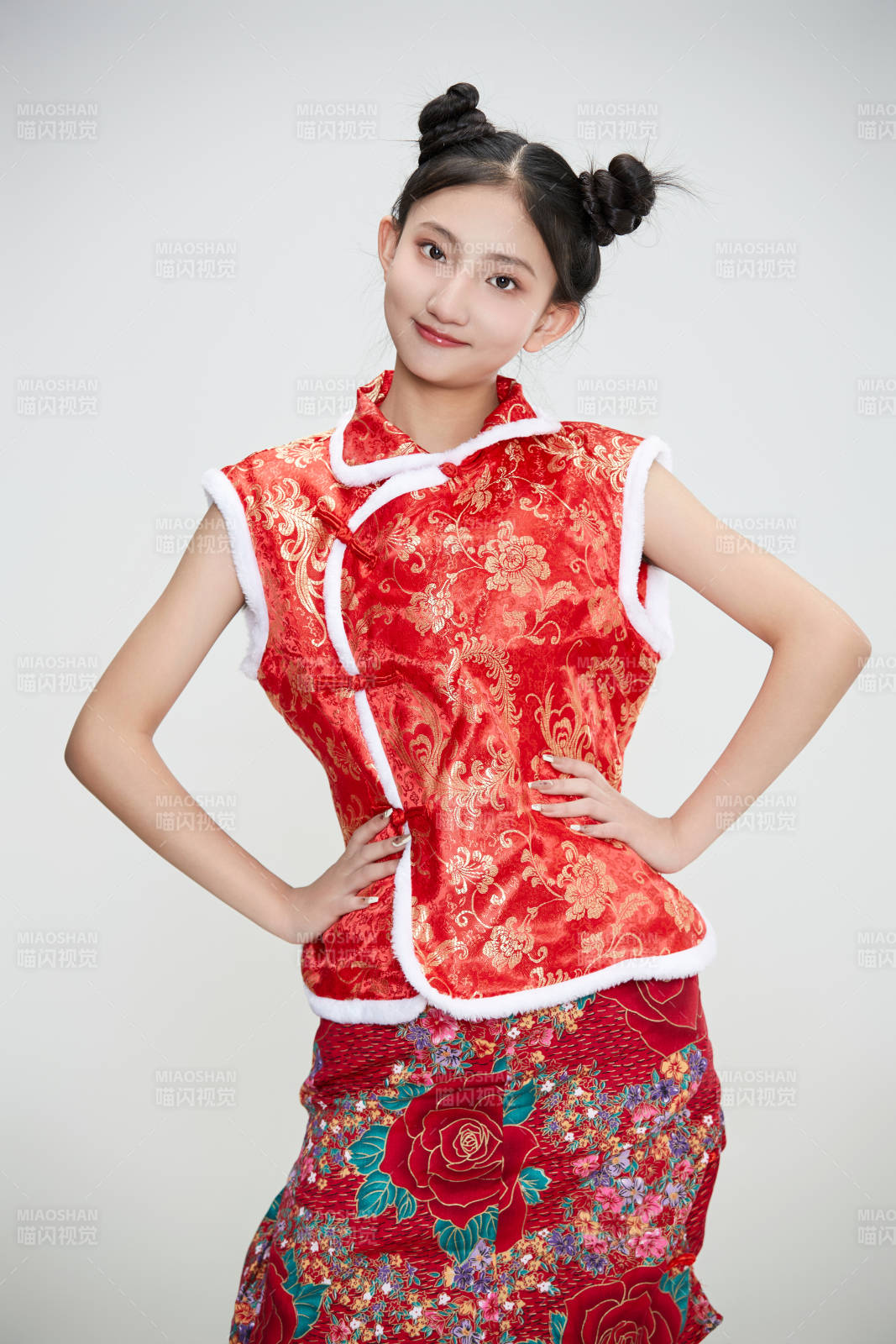 白色背景下身穿喜慶傳統(tǒng)服飾的亞洲可愛(ài)少女